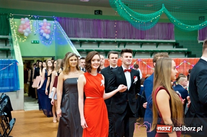Zdjęcie w galerii na portalu naszraciborz.pl: Raciborskich studniówek czar. Profesjonalna sesja z balu liceum przy ul. Kasprowicza wiadomości z regionu