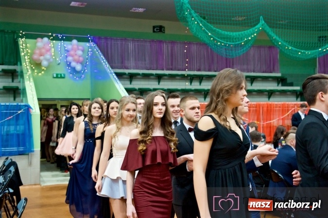 Zdjęcie w galerii na portalu naszraciborz.pl: Raciborskich studniówek czar. Profesjonalna sesja z balu liceum przy ul. Kasprowicza wiadomości z regionu