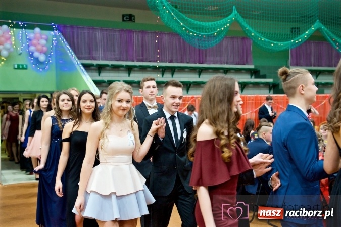 Zdjęcie w galerii na portalu naszraciborz.pl: Raciborskich studniówek czar. Profesjonalna sesja z balu liceum przy ul. Kasprowicza wiadomości z regionu