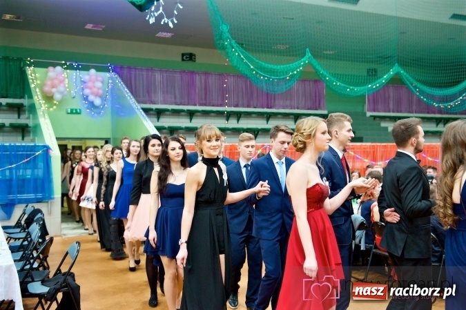Zdjęcie w galerii na portalu naszraciborz.pl: Raciborskich studniówek czar. Profesjonalna sesja z balu liceum przy ul. Kasprowicza wiadomości z regionu
