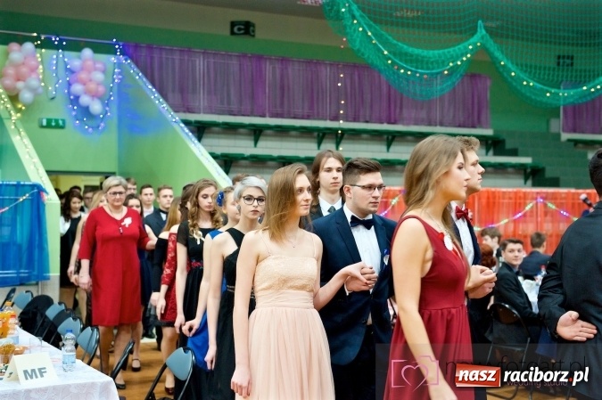 Zdjęcie w galerii na portalu naszraciborz.pl: Raciborskich studniówek czar. Profesjonalna sesja z balu liceum przy ul. Kasprowicza wiadomości z regionu