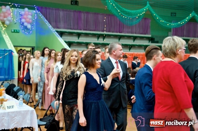 Zdjęcie w galerii na portalu naszraciborz.pl: Raciborskich studniówek czar. Profesjonalna sesja z balu liceum przy ul. Kasprowicza wiadomości z regionu
