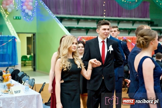 Zdjęcie w galerii na portalu naszraciborz.pl: Raciborskich studniówek czar. Profesjonalna sesja z balu liceum przy ul. Kasprowicza wiadomości z regionu