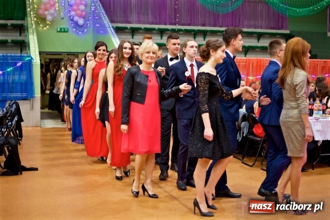 Zdjęcie w galerii na portalu naszraciborz.pl: Raciborskich studniówek czar. Profesjonalna sesja z balu liceum przy ul. Kasprowicza wiadomości z regionu