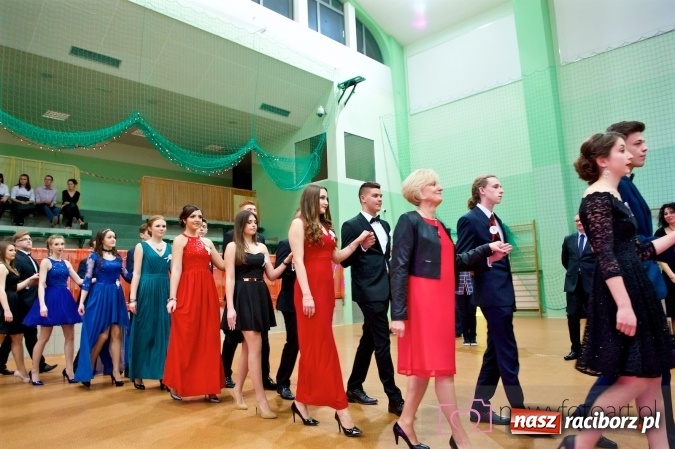 Zdjęcie w galerii na portalu naszraciborz.pl: Raciborskich studniówek czar. Profesjonalna sesja z balu liceum przy ul. Kasprowicza wiadomości z regionu