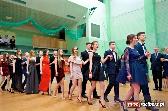 Zdjęcie w galerii na portalu naszraciborz.pl: Raciborskich studniówek czar. Profesjonalna sesja z balu liceum przy ul. Kasprowicza wiadomości z regionu