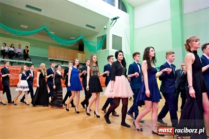 Zdjęcie w galerii na portalu naszraciborz.pl: Raciborskich studniówek czar. Profesjonalna sesja z balu liceum przy ul. Kasprowicza wiadomości z regionu