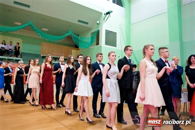 Zdjęcie w galerii na portalu naszraciborz.pl: Raciborskich studniówek czar. Profesjonalna sesja z balu liceum przy ul. Kasprowicza wiadomości z regionu