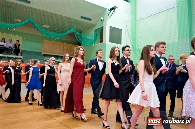 Zdjęcie w galerii na portalu naszraciborz.pl: Raciborskich studniówek czar. Profesjonalna sesja z balu liceum przy ul. Kasprowicza wiadomości z regionu