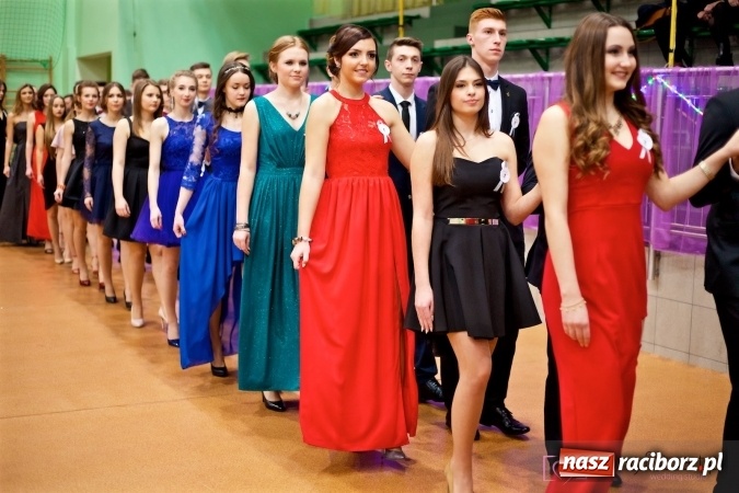 Zdjęcie w galerii na portalu naszraciborz.pl: Raciborskich studniówek czar. Profesjonalna sesja z balu liceum przy ul. Kasprowicza wiadomości z regionu