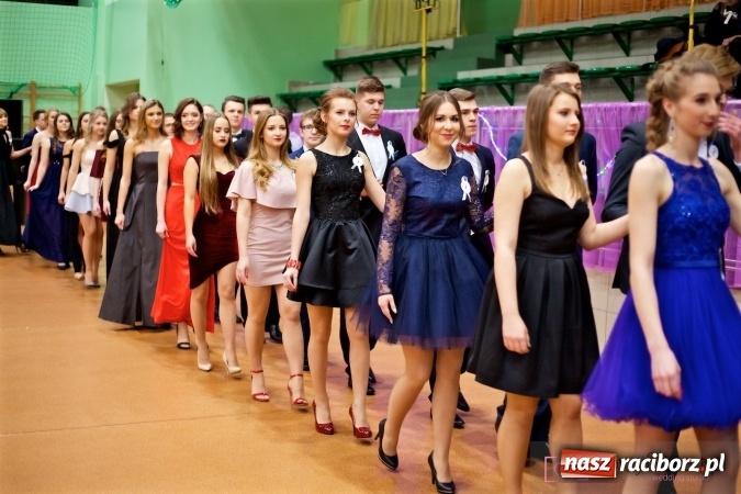 Zdjęcie w galerii na portalu naszraciborz.pl: Raciborskich studniówek czar. Profesjonalna sesja z balu liceum przy ul. Kasprowicza wiadomości z regionu
