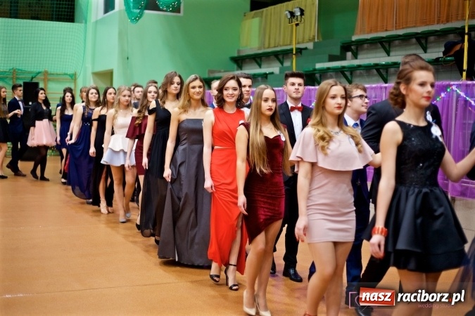 Zdjęcie w galerii na portalu naszraciborz.pl: Raciborskich studniówek czar. Profesjonalna sesja z balu liceum przy ul. Kasprowicza wiadomości z regionu