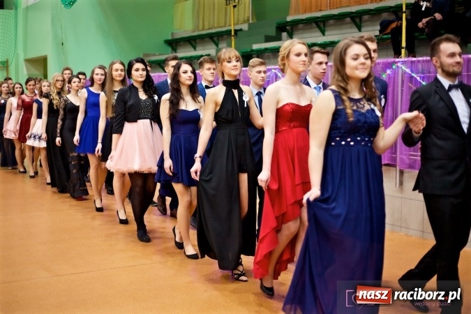 Zdjęcie w galerii na portalu naszraciborz.pl: Raciborskich studniówek czar. Profesjonalna sesja z balu liceum przy ul. Kasprowicza wiadomości z regionu