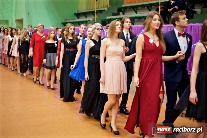 Zdjęcie w galerii na portalu naszraciborz.pl: Raciborskich studniówek czar. Profesjonalna sesja z balu liceum przy ul. Kasprowicza wiadomości z regionu