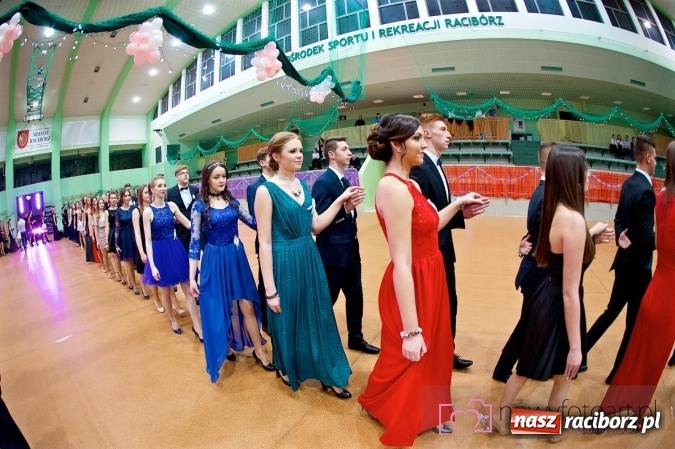 Zdjęcie w galerii na portalu naszraciborz.pl: Raciborskich studniówek czar. Profesjonalna sesja z balu liceum przy ul. Kasprowicza wiadomości z regionu