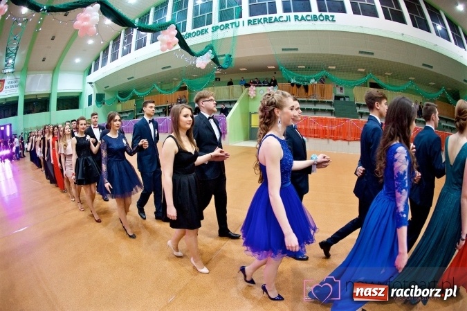 Zdjęcie w galerii na portalu naszraciborz.pl: Raciborskich studniówek czar. Profesjonalna sesja z balu liceum przy ul. Kasprowicza wiadomości z regionu