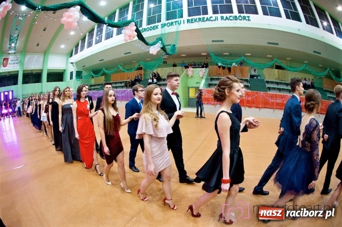 Zdjęcie w galerii na portalu naszraciborz.pl: Raciborskich studniówek czar. Profesjonalna sesja z balu liceum przy ul. Kasprowicza wiadomości z regionu