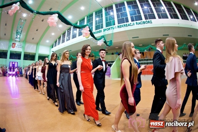Zdjęcie w galerii na portalu naszraciborz.pl: Raciborskich studniówek czar. Profesjonalna sesja z balu liceum przy ul. Kasprowicza wiadomości z regionu