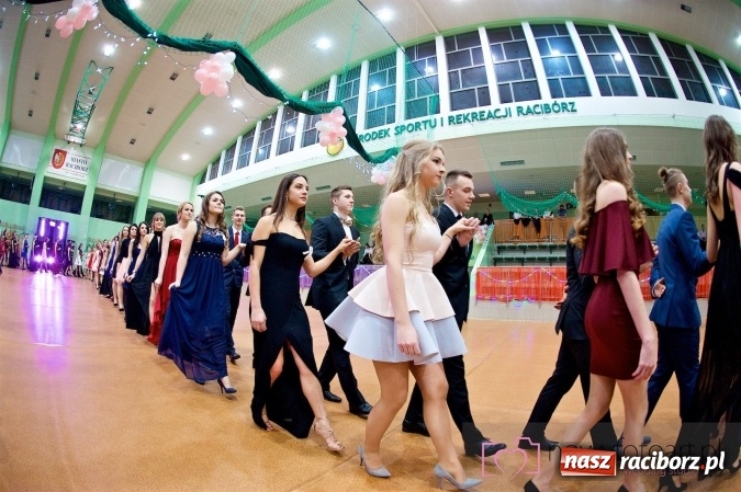 Zdjęcie w galerii na portalu naszraciborz.pl: Raciborskich studniówek czar. Profesjonalna sesja z balu liceum przy ul. Kasprowicza wiadomości z regionu