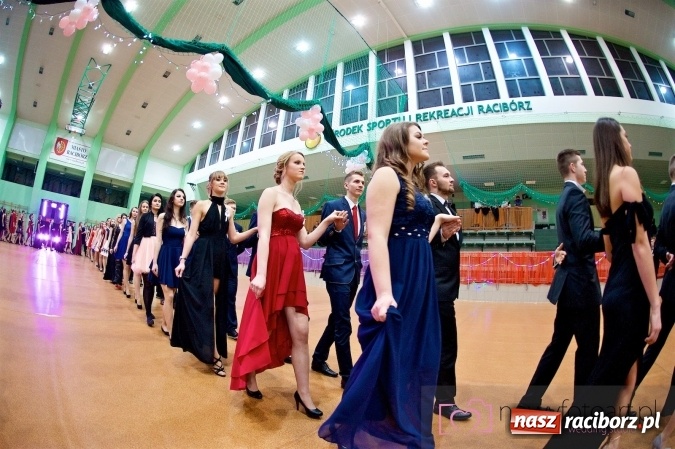 Zdjęcie w galerii na portalu naszraciborz.pl: Raciborskich studniówek czar. Profesjonalna sesja z balu liceum przy ul. Kasprowicza wiadomości z regionu