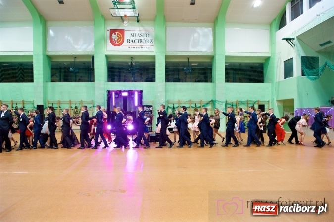 Zdjęcie w galerii na portalu naszraciborz.pl: Raciborskich studniówek czar. Profesjonalna sesja z balu liceum przy ul. Kasprowicza wiadomości z regionu
