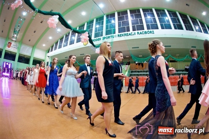 Zdjęcie w galerii na portalu naszraciborz.pl: Raciborskich studniówek czar. Profesjonalna sesja z balu liceum przy ul. Kasprowicza wiadomości z regionu