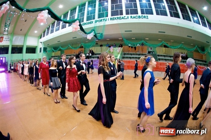 Zdjęcie w galerii na portalu naszraciborz.pl: Raciborskich studniówek czar. Profesjonalna sesja z balu liceum przy ul. Kasprowicza wiadomości z regionu