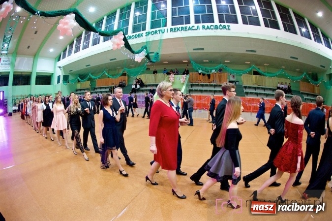 Zdjęcie w galerii na portalu naszraciborz.pl: Raciborskich studniówek czar. Profesjonalna sesja z balu liceum przy ul. Kasprowicza wiadomości z regionu