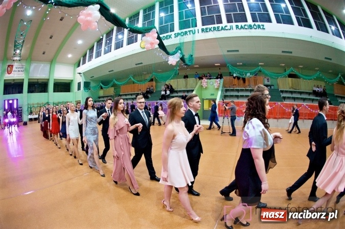 Zdjęcie w galerii na portalu naszraciborz.pl: Raciborskich studniówek czar. Profesjonalna sesja z balu liceum przy ul. Kasprowicza wiadomości z regionu