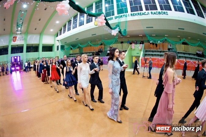 Zdjęcie w galerii na portalu naszraciborz.pl: Raciborskich studniówek czar. Profesjonalna sesja z balu liceum przy ul. Kasprowicza wiadomości z regionu