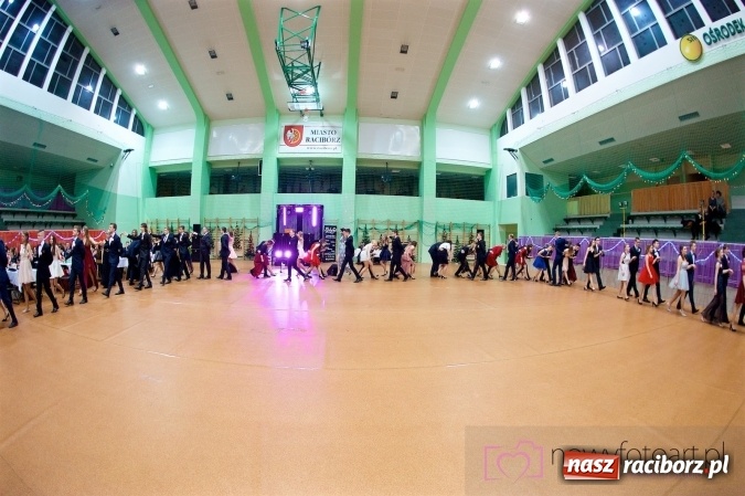 Zdjęcie w galerii na portalu naszraciborz.pl: Raciborskich studniówek czar. Profesjonalna sesja z balu liceum przy ul. Kasprowicza wiadomości z regionu