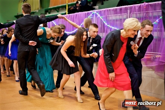 Zdjęcie w galerii na portalu naszraciborz.pl: Raciborskich studniówek czar. Profesjonalna sesja z balu liceum przy ul. Kasprowicza wiadomości z regionu