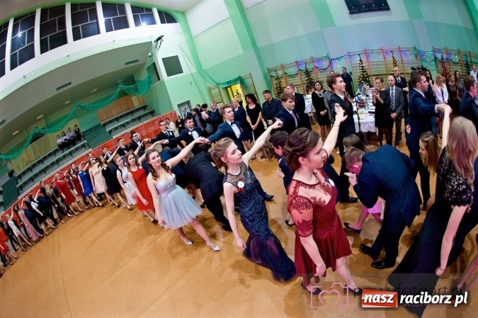 Zdjęcie w galerii na portalu naszraciborz.pl: Raciborskich studniówek czar. Profesjonalna sesja z balu liceum przy ul. Kasprowicza wiadomości z regionu