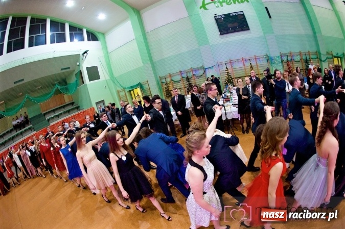 Zdjęcie w galerii na portalu naszraciborz.pl: Raciborskich studniówek czar. Profesjonalna sesja z balu liceum przy ul. Kasprowicza wiadomości z regionu