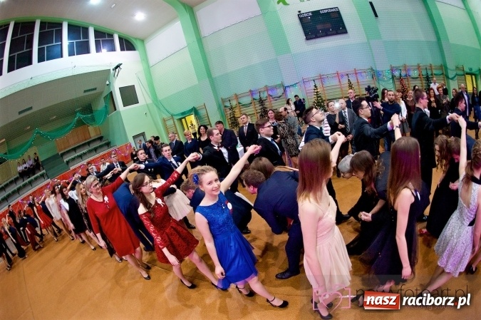 Zdjęcie w galerii na portalu naszraciborz.pl: Raciborskich studniówek czar. Profesjonalna sesja z balu liceum przy ul. Kasprowicza wiadomości z regionu