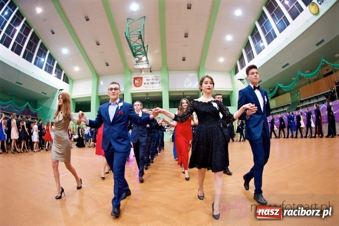 Zdjęcie w galerii na portalu naszraciborz.pl: Raciborskich studniówek czar. Profesjonalna sesja z balu liceum przy ul. Kasprowicza wiadomości z regionu