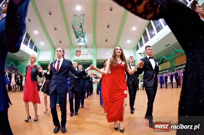 Zdjęcie w galerii na portalu naszraciborz.pl: Raciborskich studniówek czar. Profesjonalna sesja z balu liceum przy ul. Kasprowicza wiadomości z regionu