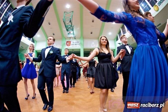Zdjęcie w galerii na portalu naszraciborz.pl: Raciborskich studniówek czar. Profesjonalna sesja z balu liceum przy ul. Kasprowicza wiadomości z regionu