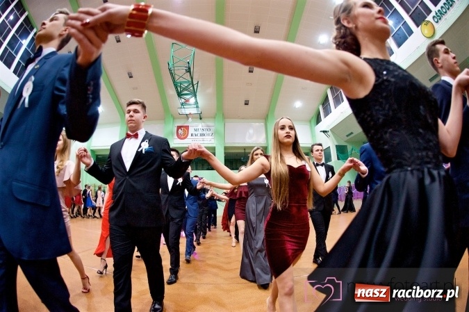 Zdjęcie w galerii na portalu naszraciborz.pl: Raciborskich studniówek czar. Profesjonalna sesja z balu liceum przy ul. Kasprowicza wiadomości z regionu