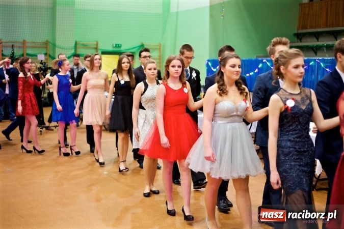Zdjęcie w galerii na portalu naszraciborz.pl: Raciborskich studniówek czar. Profesjonalna sesja z balu liceum przy ul. Kasprowicza wiadomości z regionu