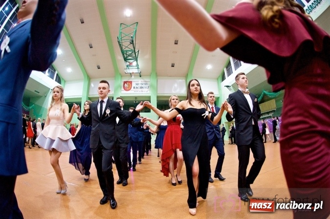 Zdjęcie w galerii na portalu naszraciborz.pl: Raciborskich studniówek czar. Profesjonalna sesja z balu liceum przy ul. Kasprowicza wiadomości z regionu
