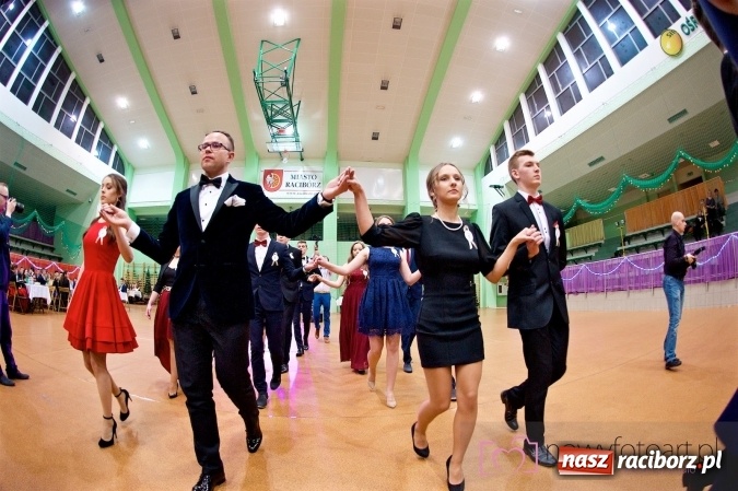 Zdjęcie w galerii na portalu naszraciborz.pl: Raciborskich studniówek czar. Profesjonalna sesja z balu liceum przy ul. Kasprowicza wiadomości z regionu
