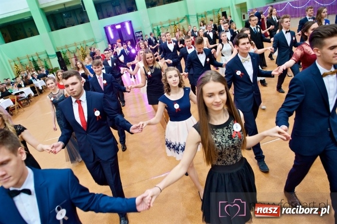 Zdjęcie w galerii na portalu naszraciborz.pl: Raciborskich studniówek czar. Profesjonalna sesja z balu liceum przy ul. Kasprowicza wiadomości z regionu
