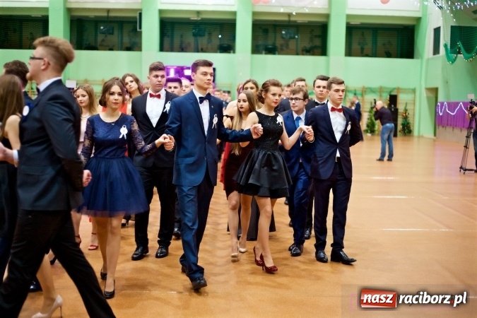 Zdjęcie w galerii na portalu naszraciborz.pl: Raciborskich studniówek czar. Profesjonalna sesja z balu liceum przy ul. Kasprowicza wiadomości z regionu