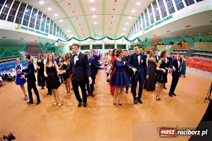 Zdjęcie w galerii na portalu naszraciborz.pl: Raciborskich studniówek czar. Profesjonalna sesja z balu liceum przy ul. Kasprowicza wiadomości z regionu