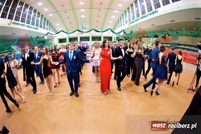 Zdjęcie w galerii na portalu naszraciborz.pl: Raciborskich studniówek czar. Profesjonalna sesja z balu liceum przy ul. Kasprowicza wiadomości z regionu