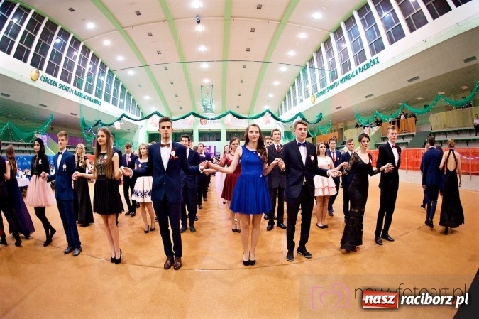 Zdjęcie w galerii na portalu naszraciborz.pl: Raciborskich studniówek czar. Profesjonalna sesja z balu liceum przy ul. Kasprowicza wiadomości z regionu