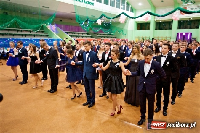 Zdjęcie w galerii na portalu naszraciborz.pl: Raciborskich studniówek czar. Profesjonalna sesja z balu liceum przy ul. Kasprowicza wiadomości z regionu
