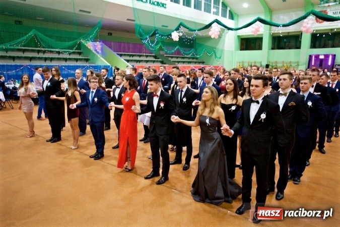 Zdjęcie w galerii na portalu naszraciborz.pl: Raciborskich studniówek czar. Profesjonalna sesja z balu liceum przy ul. Kasprowicza wiadomości z regionu