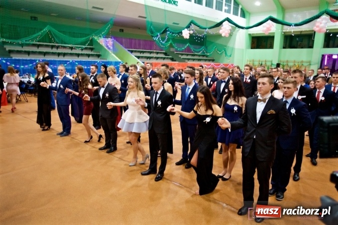 Zdjęcie w galerii na portalu naszraciborz.pl: Raciborskich studniówek czar. Profesjonalna sesja z balu liceum przy ul. Kasprowicza wiadomości z regionu